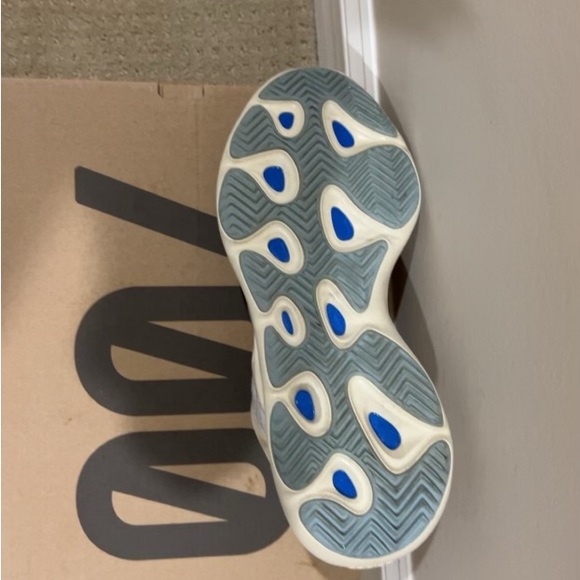 YEEZY AZAEL 700 - Picture 5 of 8